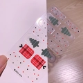 Détail des stickers ongles SDA-014 avec motifs sapins de Noël et boîtes cadeaux rouges - Style Sapin de Noël Carreau Rouge (SDA-014)