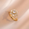 Eleganter vergoldeter Schneeflocken-Ring mit Zirkonia-Kristallen auf beigem Seidenstoff - Schneeflocke Rotierender Ring (J0100) / Einstellbar Offen / Gold