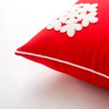 Rode kerstkussenhoes met wit geborduurde sneeuwvlok en een witte biesafwerking - Rood
