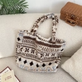 Borsa tote in peluche bianco sporco con motivi jacquard boho su divano morbido - Spighe di Grano Peluche