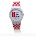 Gros plan d'une montre en silicone blanc avec bracelet et cadran à damier rouge et blanc - Rouge