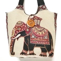 Detailansicht der beigen gewebten Tragetasche mit Elefantenstickerei und Holzknopfverschluss - Stil 61-Beige Gewebter Thailand Elefant
