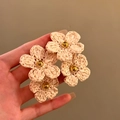 Detailopname van handgemaakte raffia bloemoorbellen met goudkleurige kralen - 40# Wit (Raffia Bloem Oorknopje)