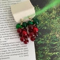 Detailopname van bessen oorbellen van hars in rood en groen op vintage papier - 5# Zilveren oorsteker - Groen - Rood - Druif