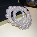 Détail d'un bracelet de perles multicouches avec perles brillantes de différentes tailles - Style Perle Multi-rangs Classique (39#) / Blanc