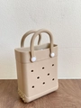 Detail der khakifarbenen EVA-Strandtasche mit Lochdesign und weißen Nietverschlüssen - Khaki