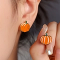 Realistische orangefarbene Kürbis-Ohrstecker mit Vergoldung für Halloween und Herbst - Goldfarben/Kürbisorange