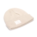 Dettaglio del berretto in maglia beige con trama a coste e toppa con L ricamata rosa - Stile Lettera L / Bianco Sporco