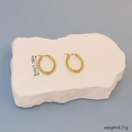 Dettaglio orecchini a cerchio dorati lucidi da 3cm con peso di 6,71g su pietra - Ovale Pieno Oro 3cm