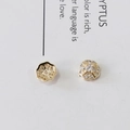 Dettagliata vista fronte e retro del charm per unghie a fiore dorato con micro-zirconi bianchi - 61# Floreale in Zircone