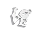 Gros plan détaillé d'un pendentif LOVE en métal poli argenté pour la création de bijoux - Argent-LOVE