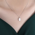 Collana minimalista in argento con pendente rettangolare e zircone indossata - 40+5cm / P429-Rettangolo Arrotondato Color Acciaio