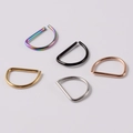 Dettaglio di anelli per il naso a forma di D in oro, argento, nero, oro rosa e arcobaleno - Forma a D / Argento