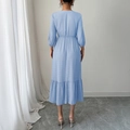 Vista posteriore di un abito lungo blu a pois con orlo a balze per uno stile casual da vacanza - S / Azzurro