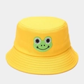 Dettaglio del ricamo a rana su un cappello a secchiello giallo acceso in cotone con cuciture - M (56-58cm) / Giallo
