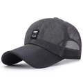 Gorra de béisbol de malla gris oscuro transpirable con parche de logo cuadrado moderno - gris oscuro
