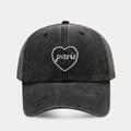 Dettaglio del ricamo cuore Paris su un berretto in cotone lavato grigio antracite - Regolabile / Nero
