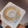 Dettaglio di bracciale con perline di citrino giallo, calcedonio bianco e ciondolo a zucca - Calcedonio Bianco Naturale Citrino Cristallo Perla (Scatola Regalo)