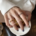 Chicer goldener Kettenring mit Trensenmotiv und silberner gedrehter Ring am Finger - Horsebit Kettenform (TJZ298)