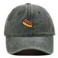 Vue détaillée de la broderie hot-dog sur une casquette de baseball en coton délavé gris - Vert Militaire