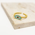 Detailansicht eines verstellbaren Goldperlenrings mit bunter Emaille-Auge-Verzierung - Einstellbar Offen / Blaues Evil Eye