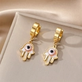 Goldene Hamsa-Hand-Creolen mit weißem Muschelinlay und blauem Detail des bösen Blicks - Rosa Hamsa Hand