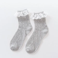Graue Baumwollsocken für Damen mit weißem Spitzenrand und Strick-Herzmustern - Einheitsgröße / Grau
