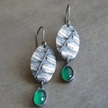 Pendientes vintage de plata oxidada con grabados de hojas y esmeralda verde incrustada - Estaño Antiguo