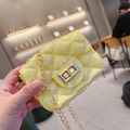 Détail du mini sac gelée jaune avec motif en losange et bandoulière en chaîne dorée - 13cmx5cmx9cm / Jaune