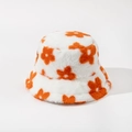 Dettaglio cappello bucket in peluche bianco con motivi floreali arancioni in eco-pelliccia - M (56-58cm) / Arancione