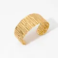 Brazalete ancho dorado con superficie de ondas texturizadas y diseño abierto ajustable - Estilo de Arruga de Ondulación Irregular (KA1262) / Dorado
