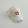 Detalle del bordado naranja OK en una gorra de algodón crema para niños y niñas - 52-54cm (3-8 Años) / Blanco Roto