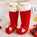 Detail van rode kerstsokken met witte sherpa fleece rand en een schattige strik decoratie - S (0-1 jaar/Antislip) / Wit Rode Strik