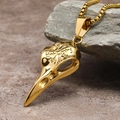 Detalle del collar de calavera de cuervo vikingo dorado con runas sobre piedra gris - Solo Colgante (Sin Cadena) / Dorado
