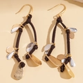 Bohemian fluwelen druppeloorbellen met metalen pailletten en gouden haken op beige leer - Oorhaakje-Koffie