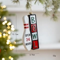 Decorazione natalizia da bowling con birillo bianco e insegna vintage appesa all'albero - Insegna del Bowling