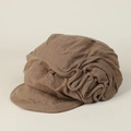 Detalle de gorra de lino marrón oscuro que muestra la textura plisada y la visera curva - M (56-58cm) / Caqui Oscuro