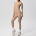 Dettaglio del set yoga color cammello con top a maniche lunghe e leggings a vita alta - Cachi Medio