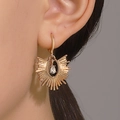 Boucles d'oreilles soleil dorées avec zircon goutte portées sur l'oreille d'un mannequin - Style Éventail Goutte d'Eau Strass Doré (A-73)