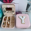 Pink portable PU leather jewelry box with mirror and letter Y embroidery detail - Letter Y / Pink