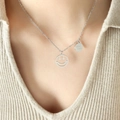 Collar con colgante de cara sonriente plateada y chapa Good Luck al cuello - 39+5cm / Color acero