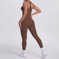 Detailansicht des schokobraunen Racerback-Sport-BHs und der High-Waist-Yoga-Leggings - S / Kastanienbraun