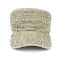 Dettaglio del cappello militare kaki con borchie punk argentate e decorazioni a stella - Regolabile / Cachi