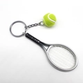 Dettaglio portachiavi mini racchetta da tennis con pallina gialla e anello d'argento - 2*9CM / Argento
