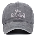 Detail van de vintage gewassen katoenen baseballpet met 'New MOM 2025' borduursel - Houtskoolgrijs (MOM 2025)