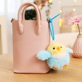 Roze handtas van generfd leer met schattige blauw-gele pluche vogel hanger accessoire - Blauwe Parkiet