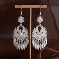Dettaglio di orecchini etnici in argento con filigrana a fenice e lunghe nappe pendenti - Nappa di Fenice (E5263-1) / Argento