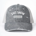 Detailansicht der grauen Distressed-Trucker-Cap mit SHIT SHOW SUPERVISOR-Aufdruck und Netz - Einheitsgröße / Grau