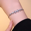 Silbernes Armband mit Zirkonia-Herzen und Schleifen-Elementen am Handgelenk - Silbernes Schleifenarmband (S1104)
