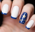 Detalle de manicura francesa azul y blanca con diseños de estrellas doradas brillantes - Pegamento De Gelatina Amarillo + Lima De Uñas